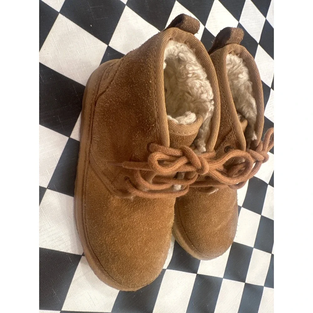 UGG Neumel Kids Chestnut Suede Lace Up Chukka Boots Brown Size 1 winter